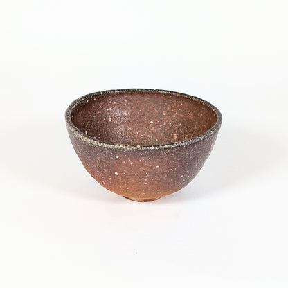 Bol à matcha japonais Shigaraki de Naohiko Koyama vu côté hi-iro, avec terre rouge brun et bord légèrement irrégulier