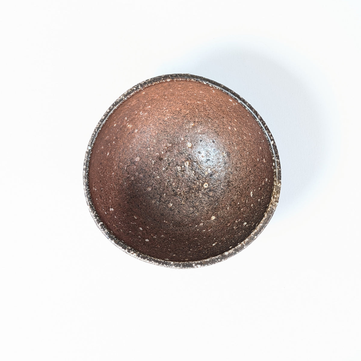 Vue du mikomi de ce bol à matcha japonais Shigaraki de Naohiko Koyama, en grès brun riche en inclusions minérales