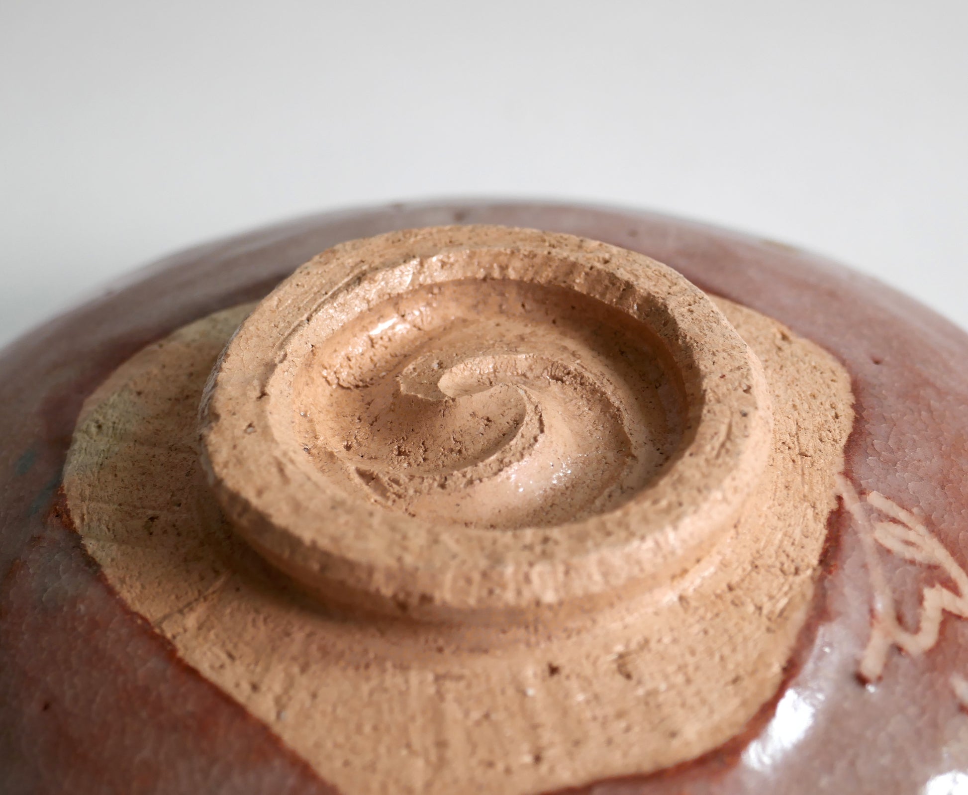 Dessous du bol matcha raku signé avec pied kōdai spiralé de type uzumaki