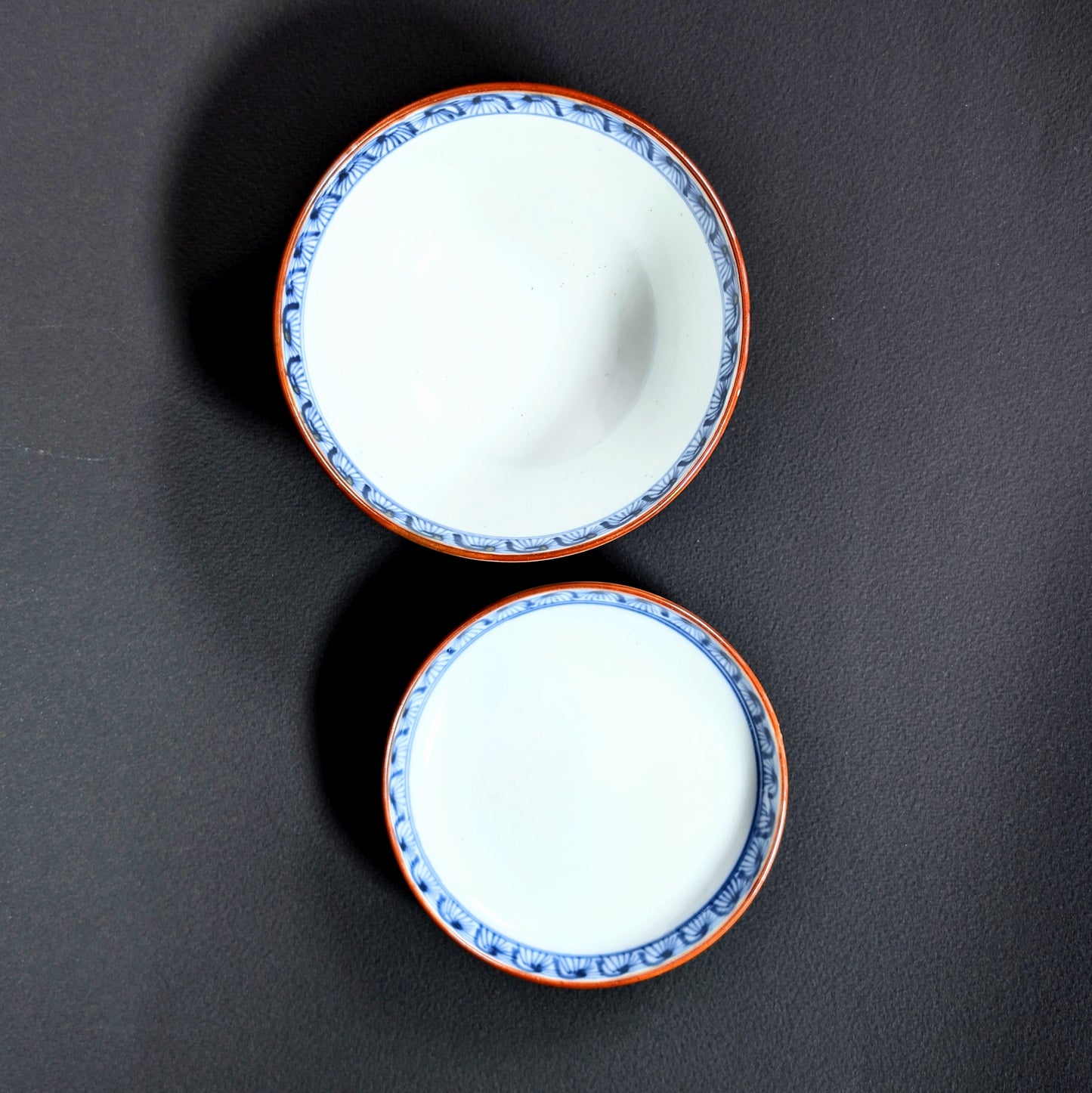 Bol en porcelaine Arita décor pivoine et papillon avec bleu sometsuke et dorure, vaisselle japonaise ancienne époque Meiji Taisho