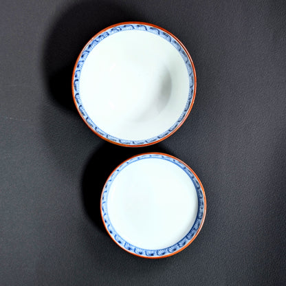 Bol en porcelaine Arita décor pivoine et papillon avec bleu sometsuke et dorure, vaisselle japonaise ancienne époque Meiji Taisho