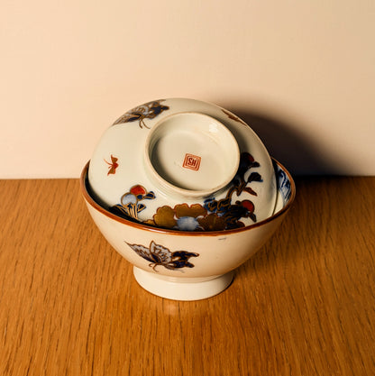 Bol japonais en porcelaine Arita avec couvercle ouvert montrant le cachet Hizen, vaisselle japonaise ancienne époque Meiji Taisho