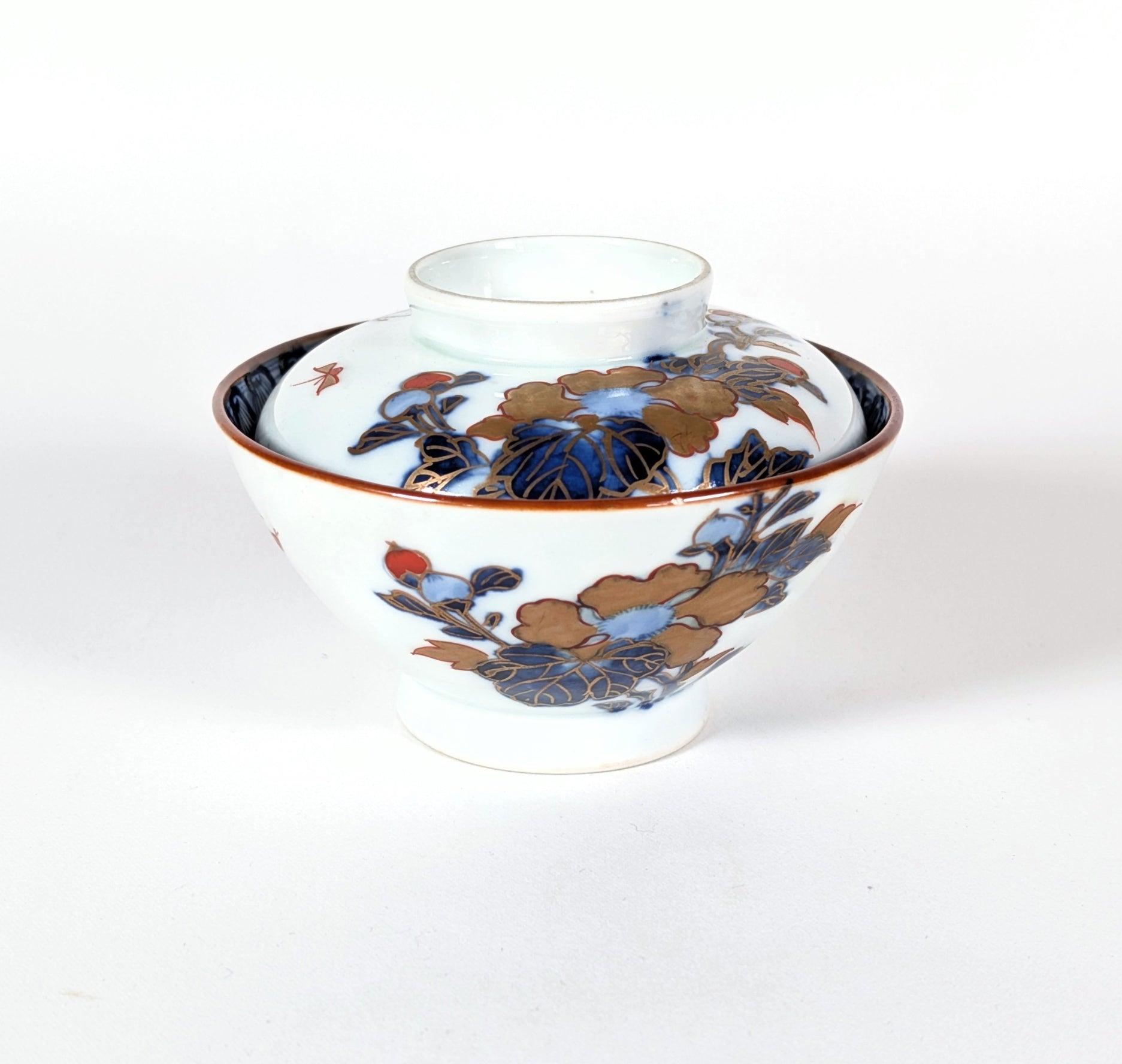 Bol japonais wan futa en porcelaine Arita avec décor pivoine et papillon, vaisselle ancienne du Japon