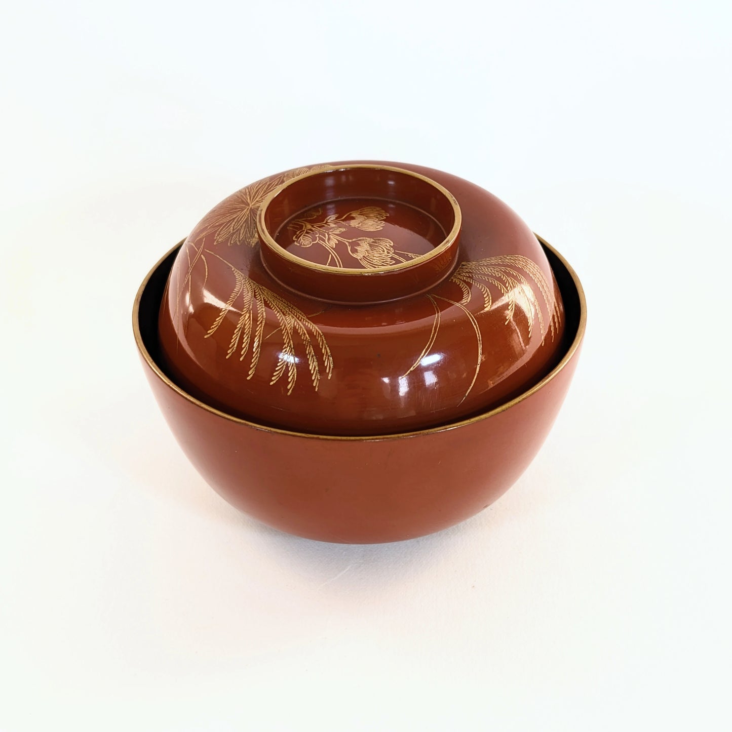 Vue latérale d’un bol laqué japonais époque Showa, orné de motifs floraux d’automne en maki-e doré.