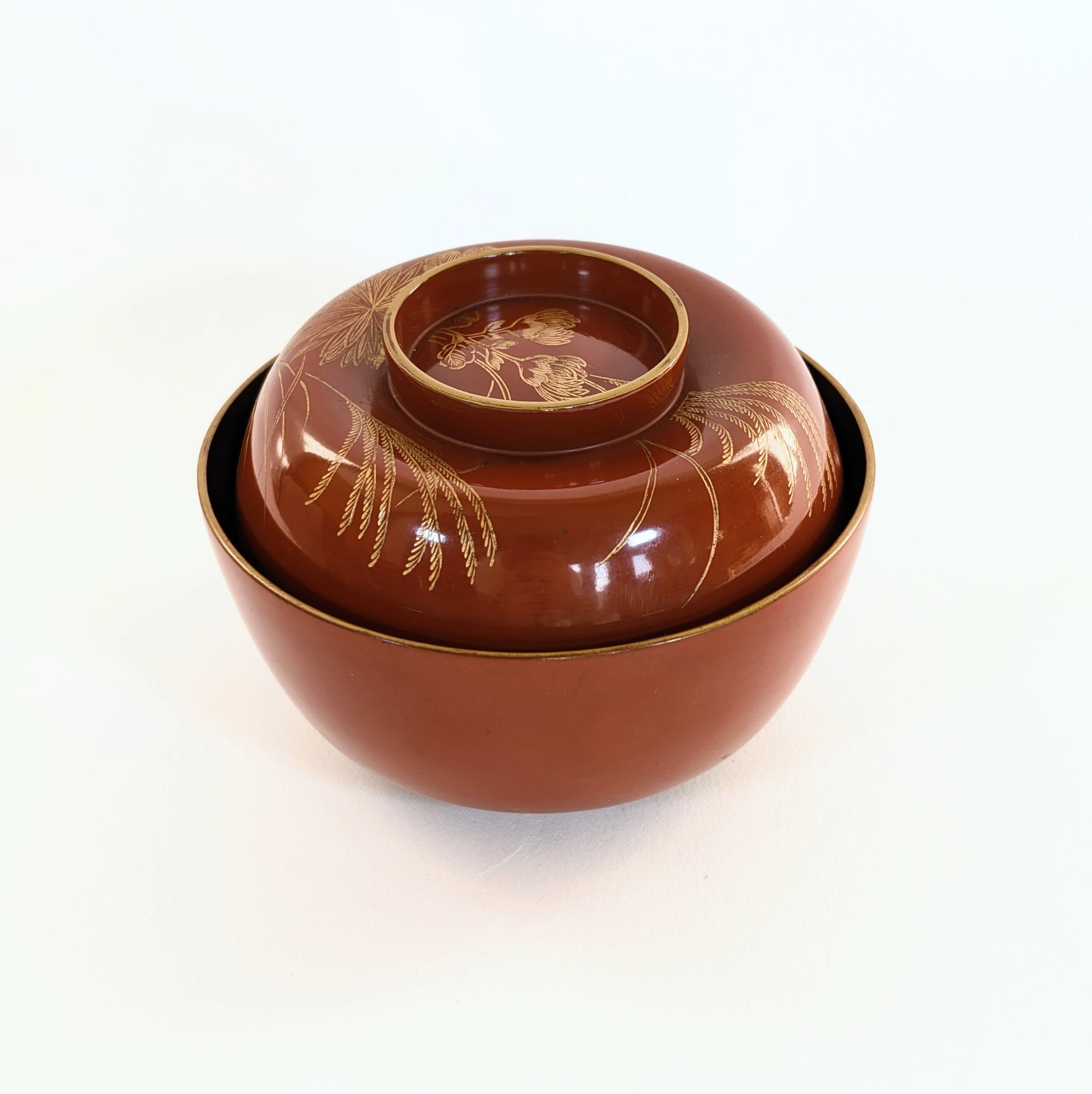 Vue latérale d’un bol laqué japonais époque Showa, orné de motifs floraux d’automne en maki-e doré.