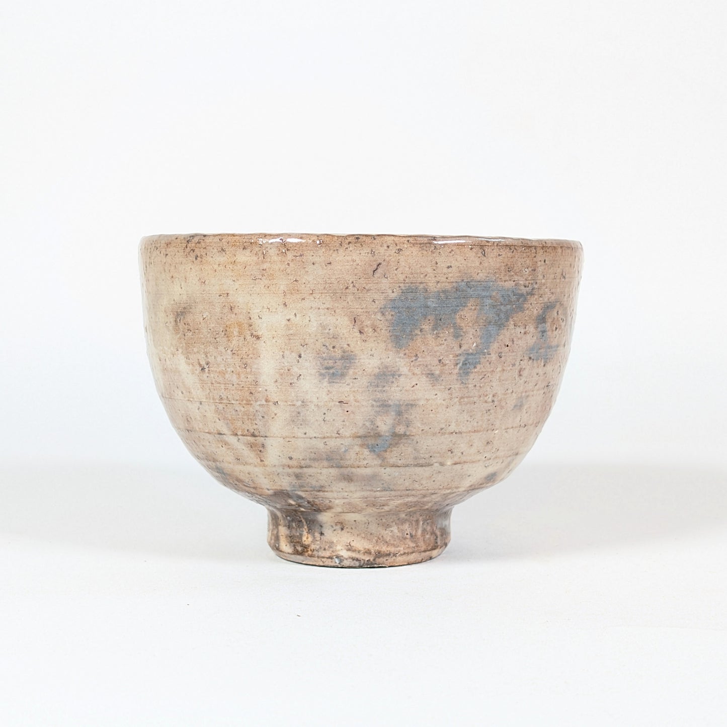 Bol à thé japonais Hagi de Kaneko Shōen, futur Kaneko Sōfū, avec décor gris-bleu sur glaçure beige nuancée.