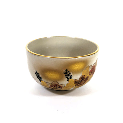 Chawan japonais Kutani-yaki avec décor floral doré et émail craquelé traditionnel