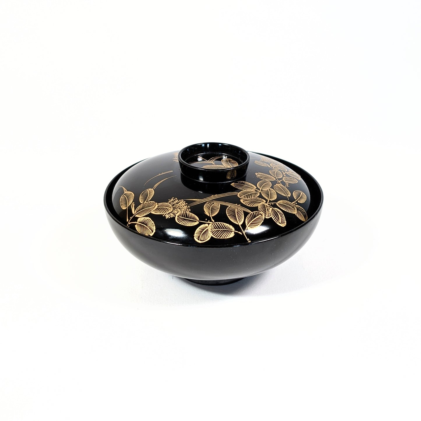 Wan japonais ancien en urushi noir, Wajima-nuri maki-e doré motif hagi, bol couvert traditionnel, antiquité artisanale japonaise.