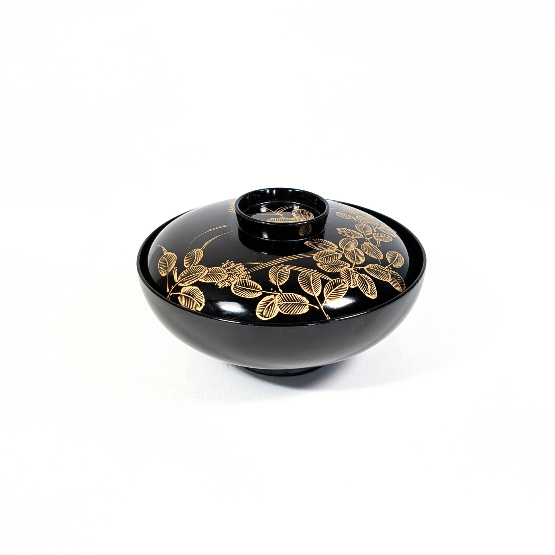 Wan japonais ancien en urushi noir, Wajima-nuri maki-e doré motif hagi, bol couvert traditionnel, antiquité artisanale japonaise.