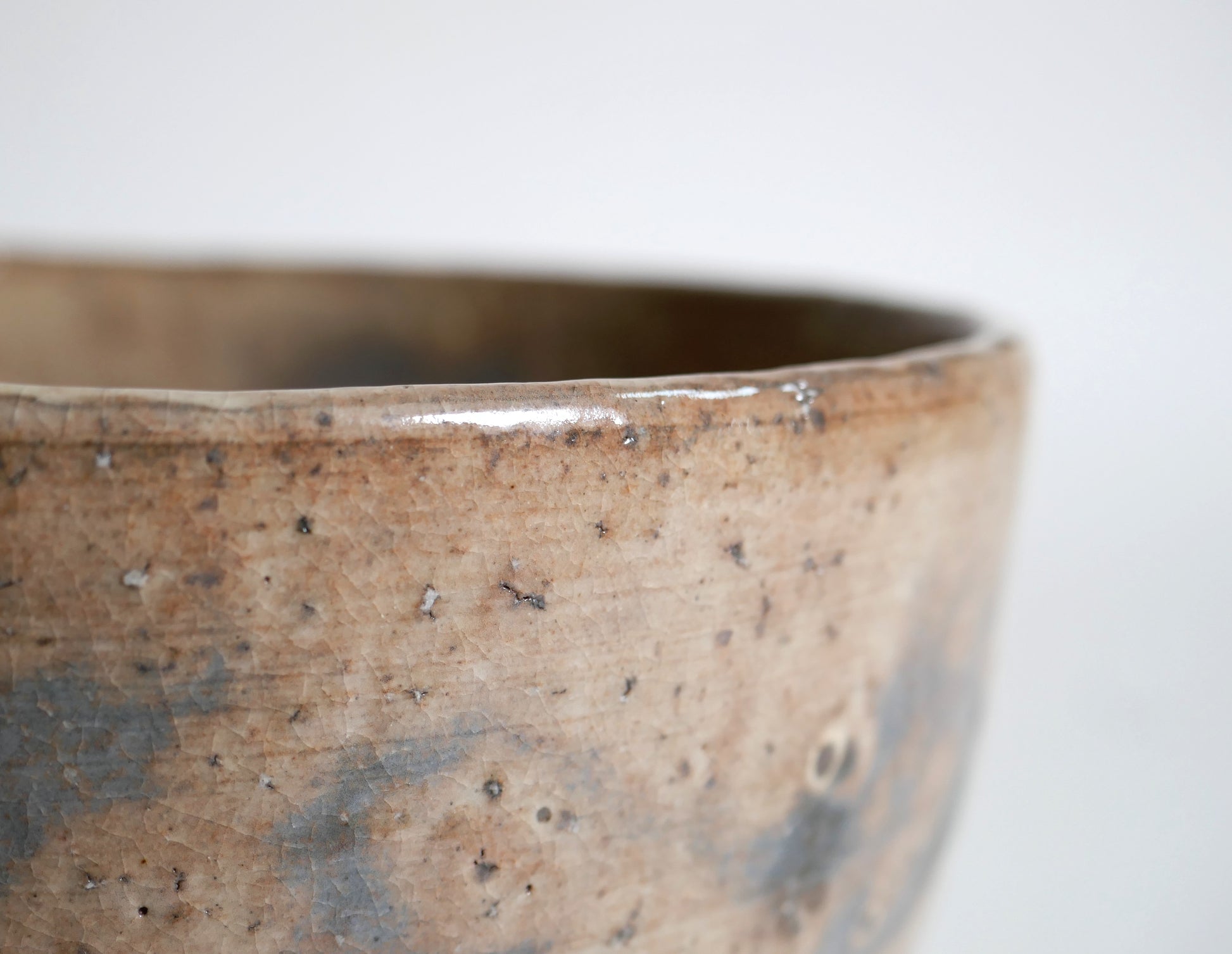 Détail du bord irrégulier et de la glaçure craquelée d’un chawan Hagi de Kaneko Shōen, futur Kaneko Sōfū.