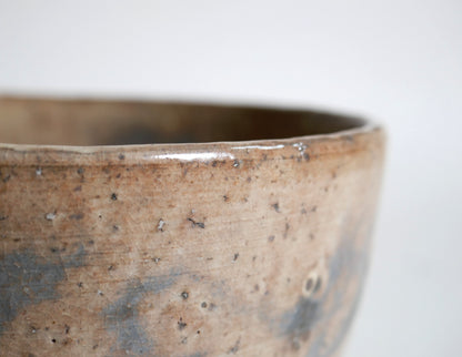 Détail du bord irrégulier et de la glaçure craquelée d’un chawan Hagi de Kaneko Shōen, futur Kaneko Sōfū.