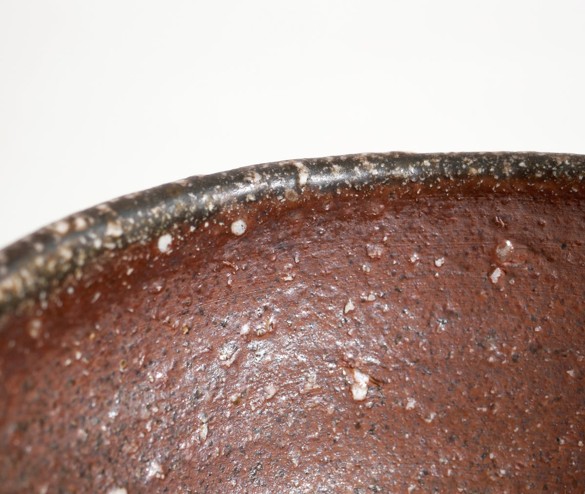 Détail du bord irrégulier du chawan Shigaraki de Naohiko Koyama, souligné par des effets de cendre et de vitrification