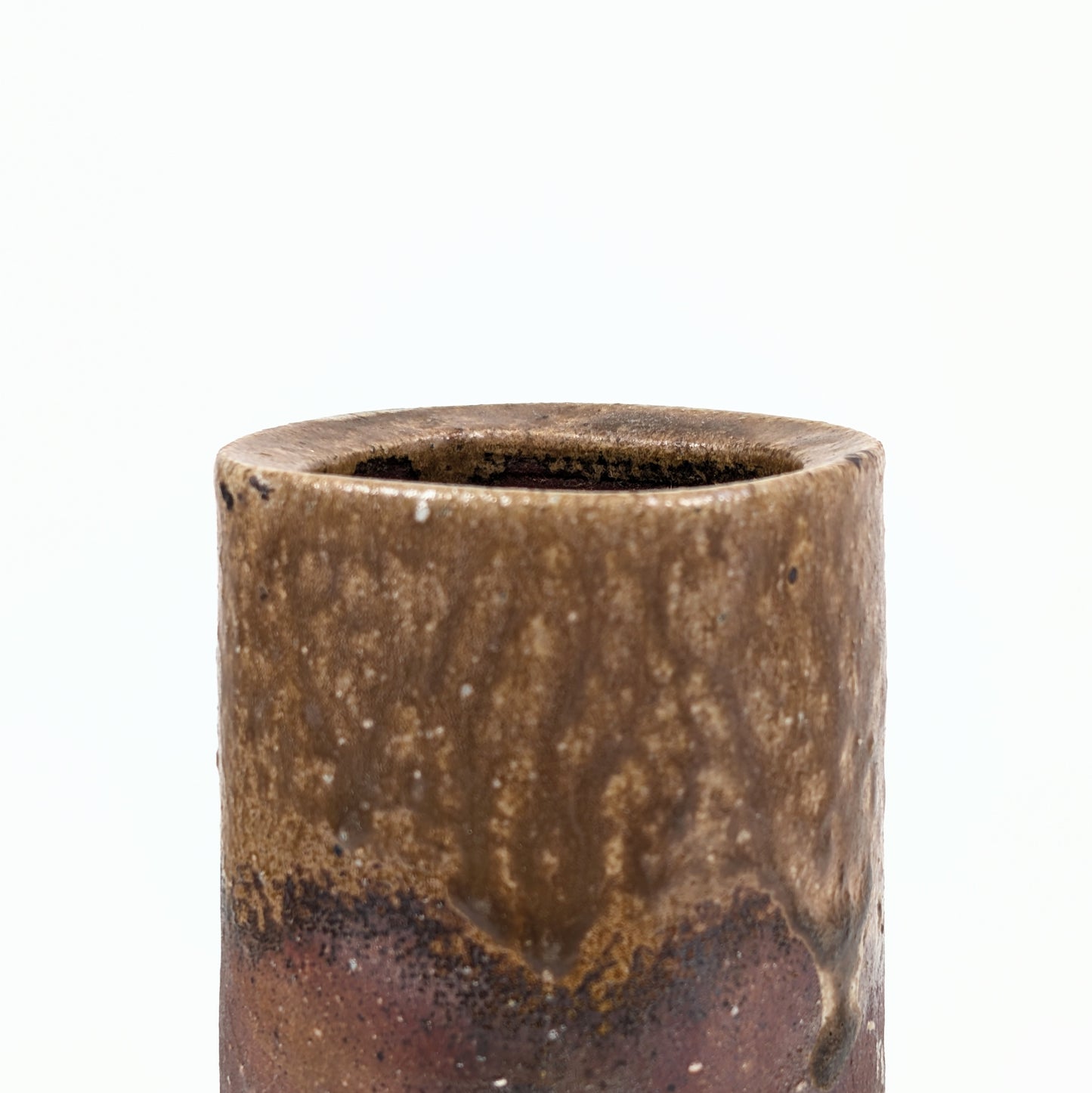 Détail du bord et des dépôts de cendres naturelles sur ce hanaire japonais en céramique de Bizen