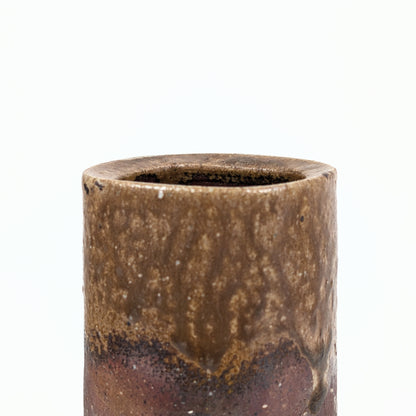 Détail du bord et des dépôts de cendres naturelles sur ce hanaire japonais en céramique de Bizen