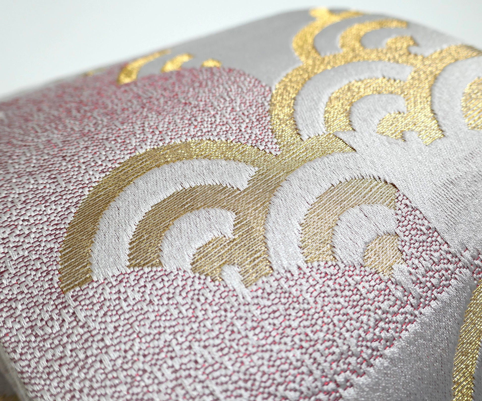 Détail du brocart doré seigaiha sur soie japonaise, maru hanhaba obi à motif de vagues