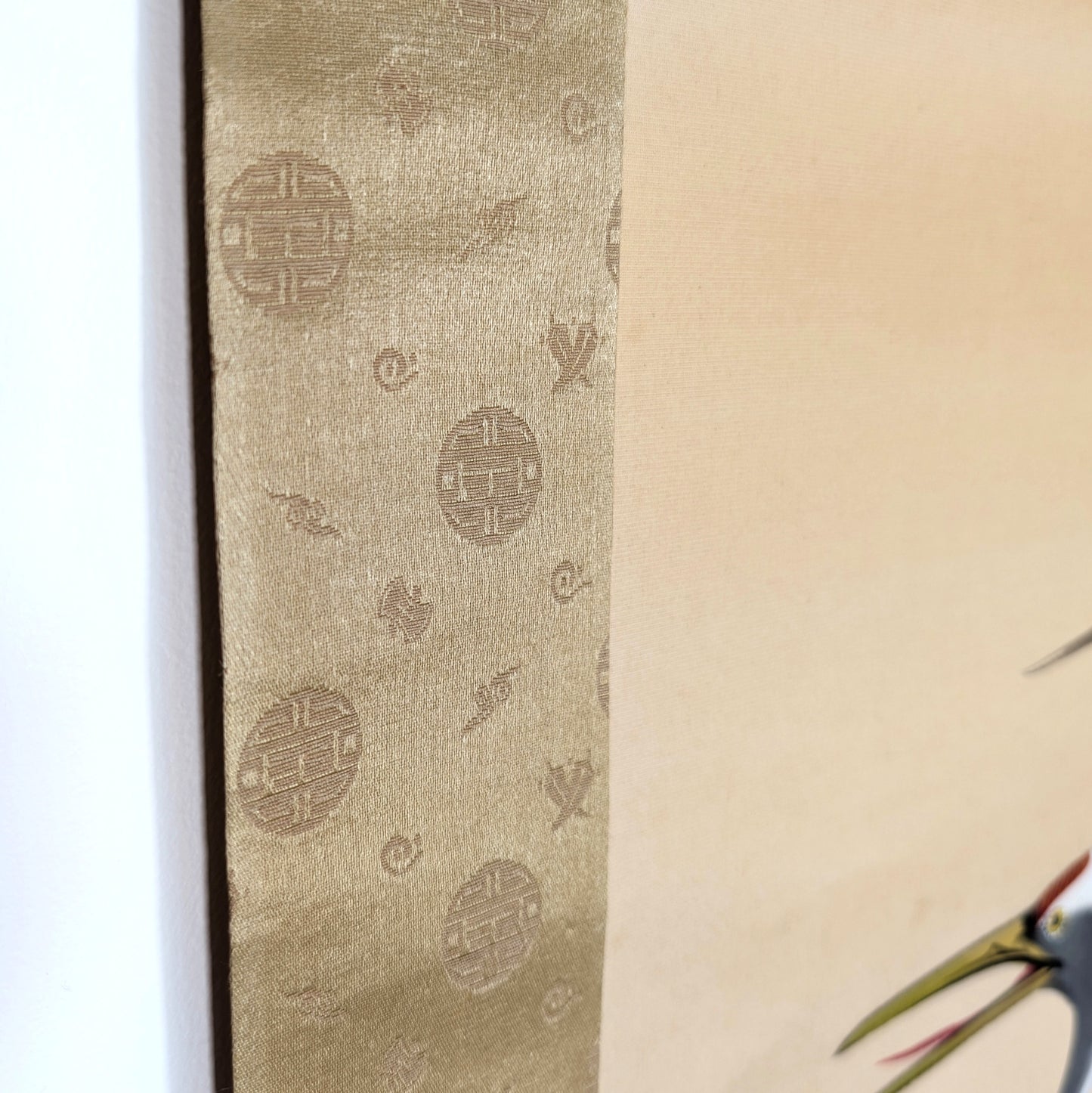 Détail du chūmawashi en brocart de soie beige à motifs entourant le honshi peint du kakejiku.