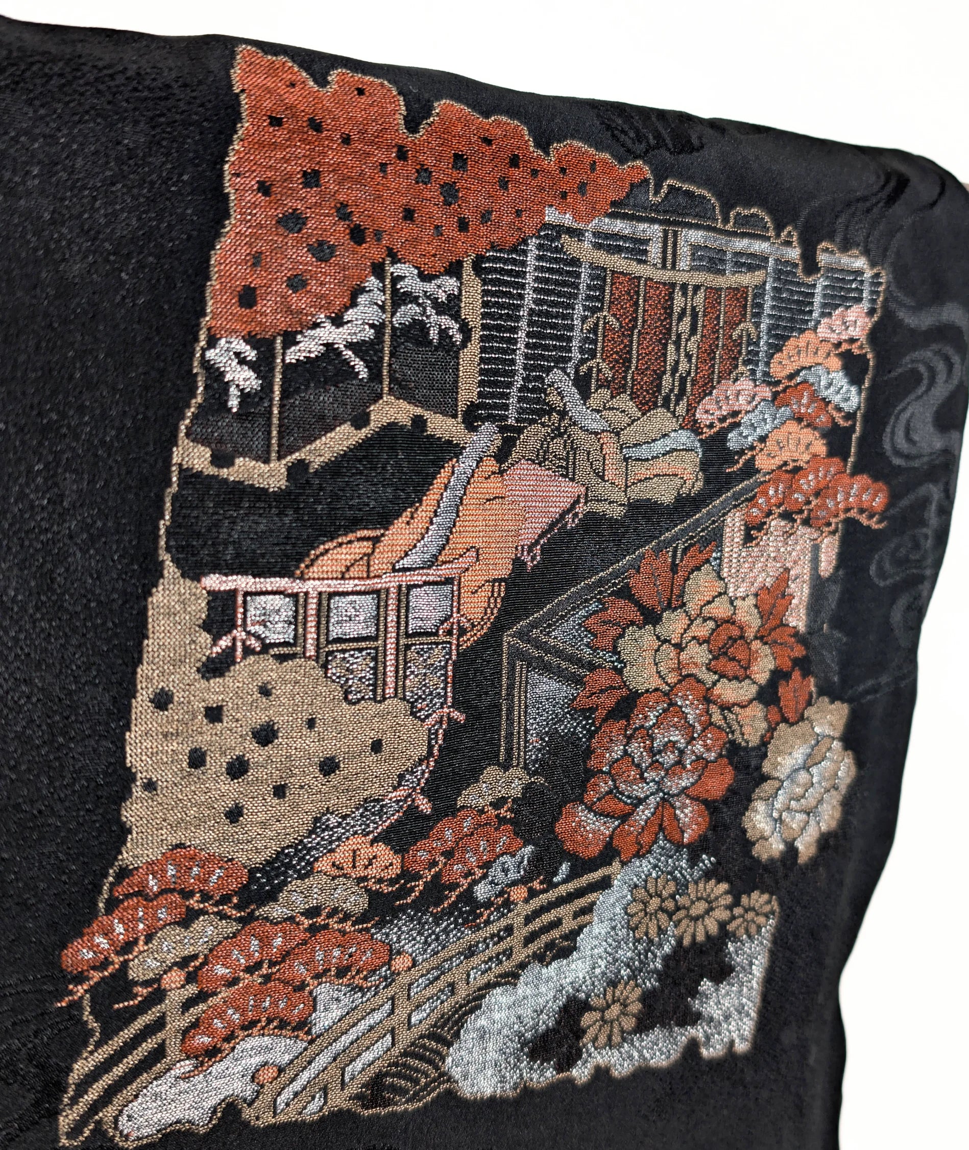 Gros plan sur une broderie de haori japonais vintage, représentant pont, fleurs et architectures anciennes – KOGEDO