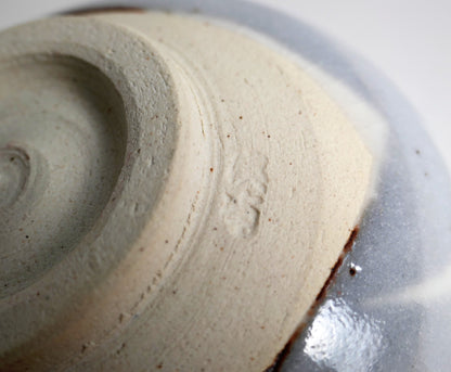 Gros plan du cachet Keihō sous le chawan Mino-yaki, marque d’un petit atelier de poterie japonaise de Tajimi.