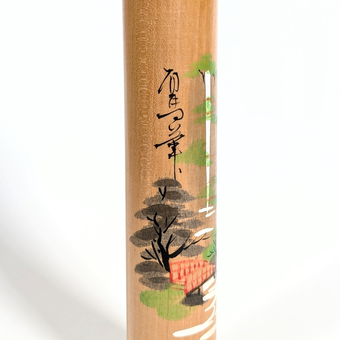 Détail de calligraphie japonaise cursive peinte sur une fude kokeshi en bois (style souvenir)