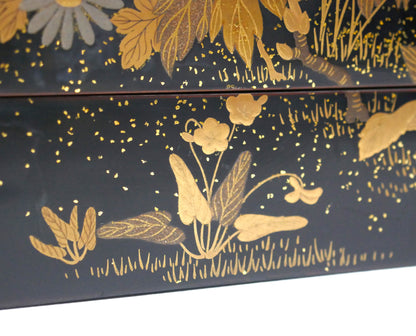 Motif de campanules japonaises kikyō (桔梗) en or, décor maki-e sur laque noire ancienne, boîte artisanale Zohiko Kyoto.