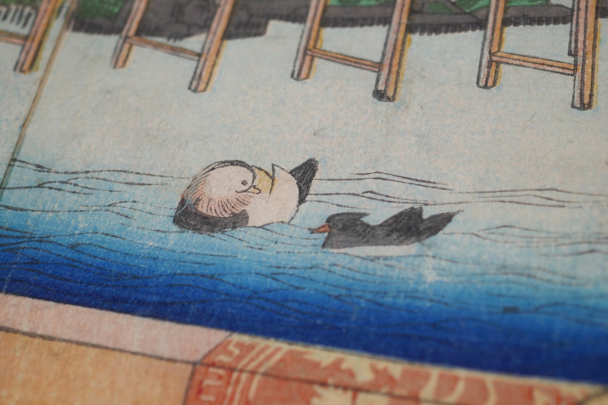 Canards nageant sur l’eau dans une estampe japonaise de Yoshitora avec scène naturelle et ambiance paisible de printemps