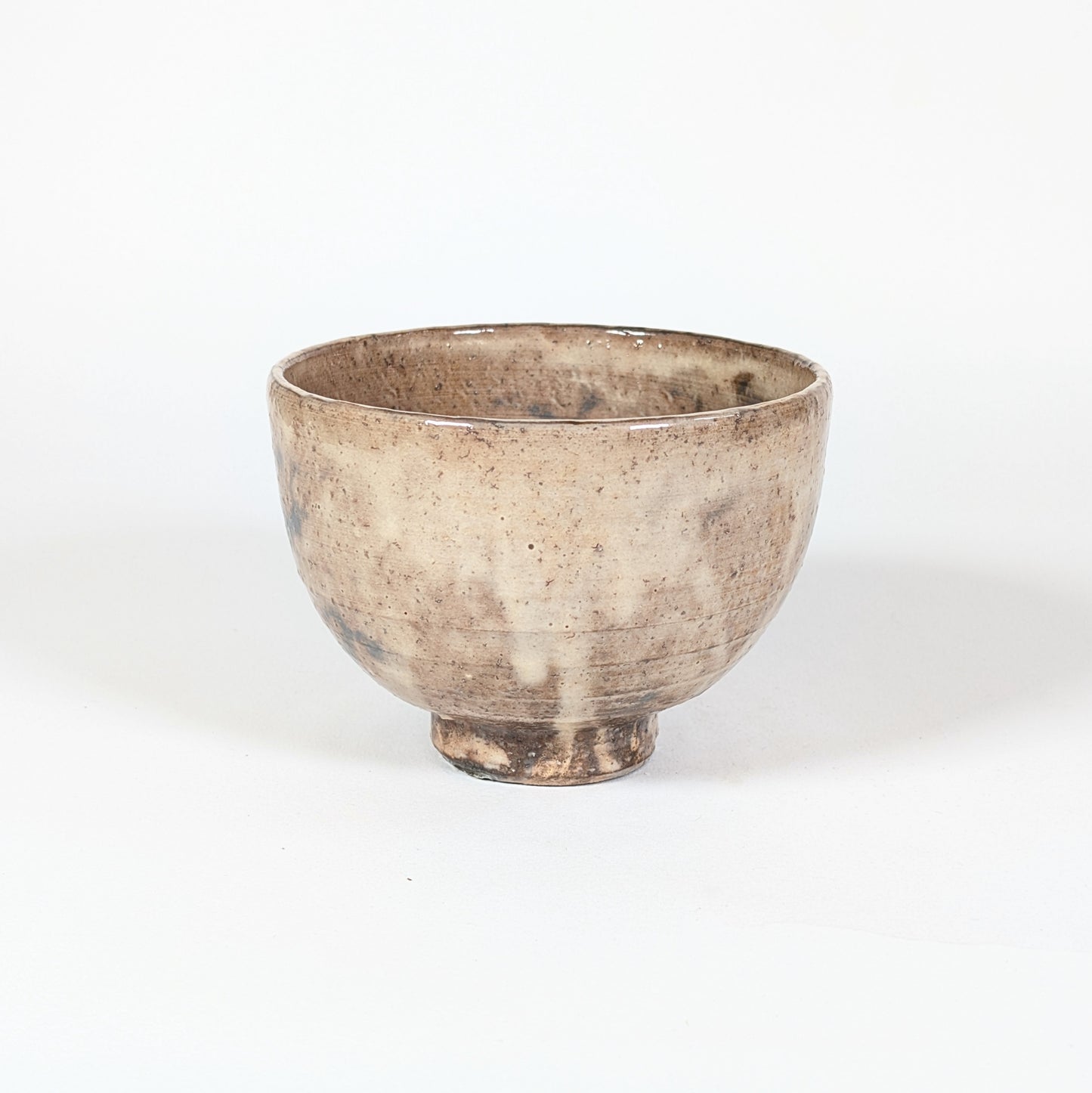 Profil d’un chawan Hagi-yaki ancien de Kaneko Shōen, céramique japonaise artisanale destinée à la cérémonie du thé.