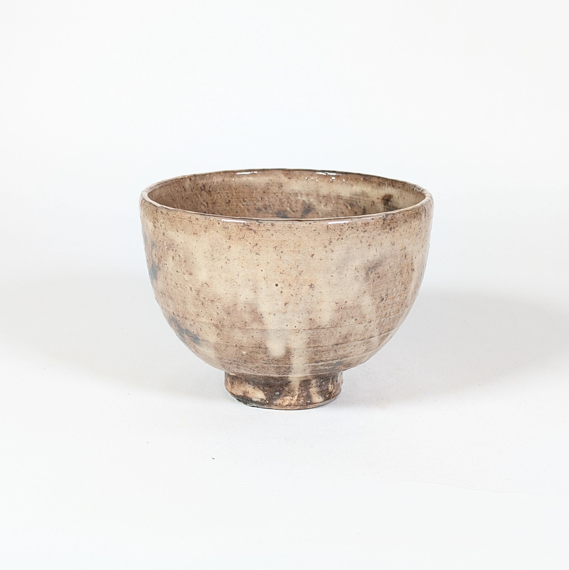 Profil d’un chawan Hagi-yaki ancien de Kaneko Shōen, céramique japonaise artisanale destinée à la cérémonie du thé.