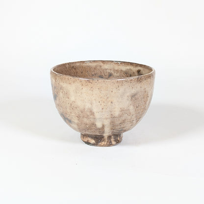 Profil d’un chawan Hagi-yaki ancien de Kaneko Shōen, céramique japonaise artisanale destinée à la cérémonie du thé.