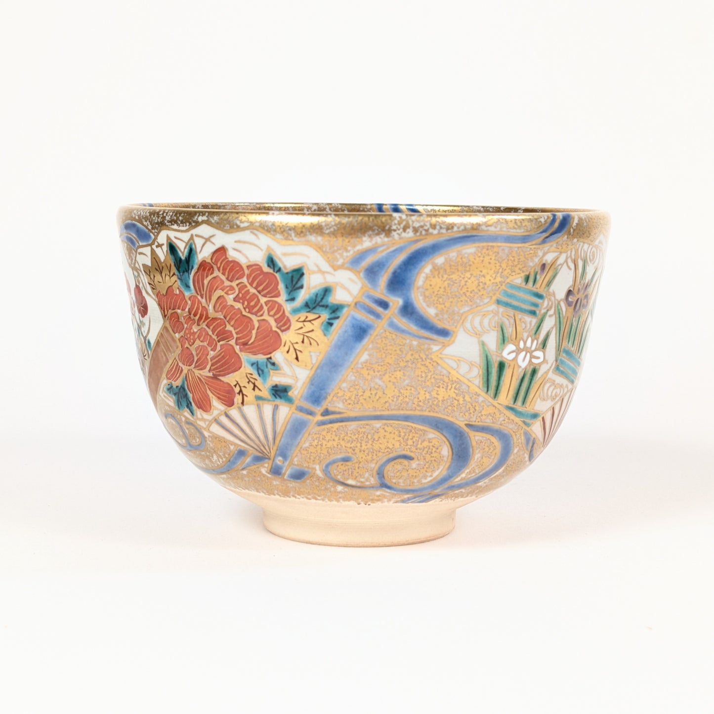 Chawan en céramique de Kyoto à décor senmen-nagashi, avec pivoine botan, iris japonais, éventails et grands courants bleus.