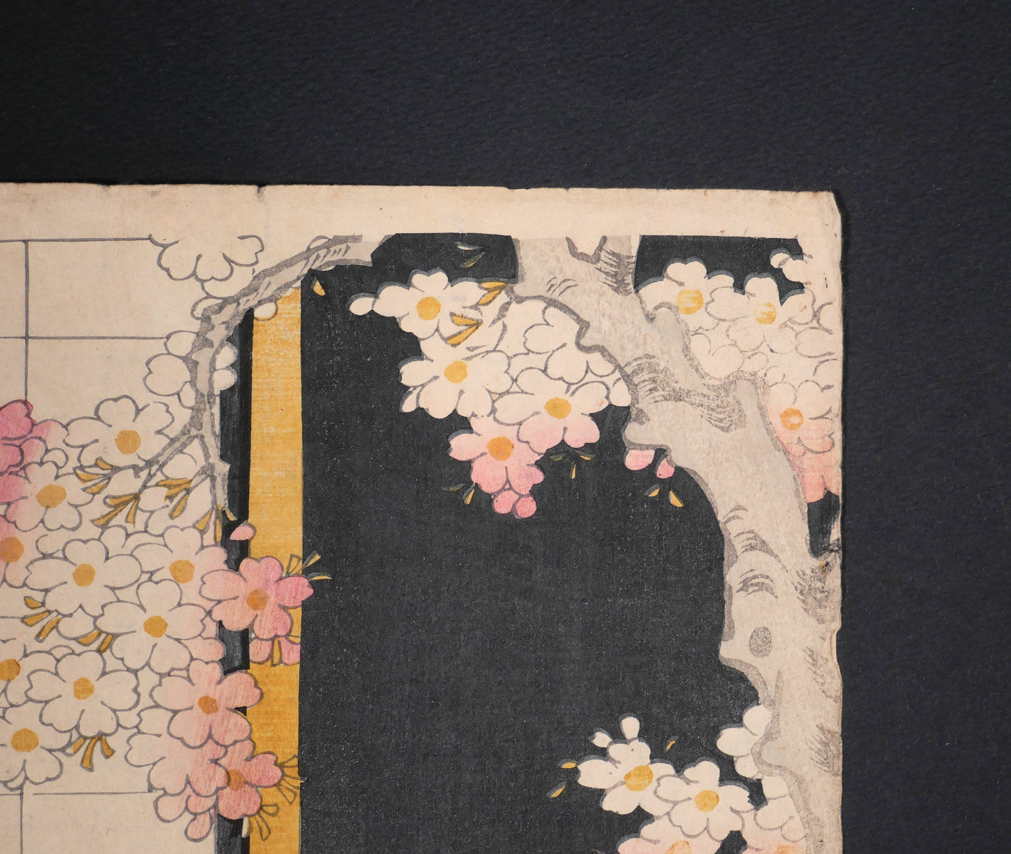 Fleurs de cerisier japonais et décor de scène autour du samouraï Nagoya Sanza dans une ukiyo-e kabuki originale de Kunisada Toyokuni III.