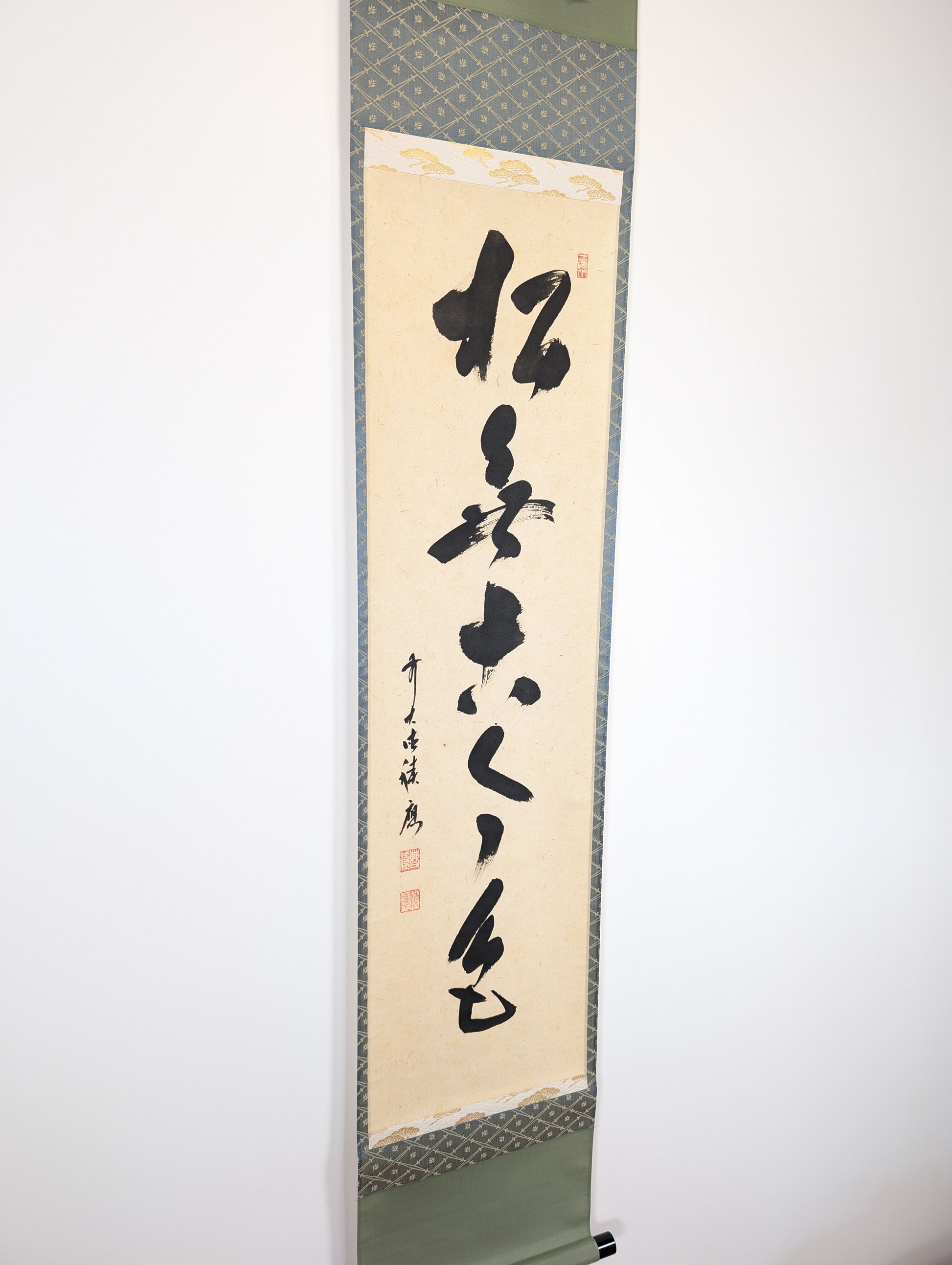 Chagake japonais signé Sekioh Osho, rouleau suspendu de cérémonie du thé avec calligraphie zen à l’encre sumi sur papier washi