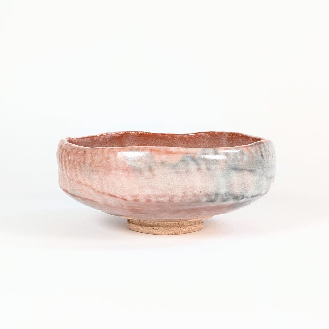 Chawan aka raku à glaçure nuancée rose et gris dans une esthétique wabi-sabi japonaise