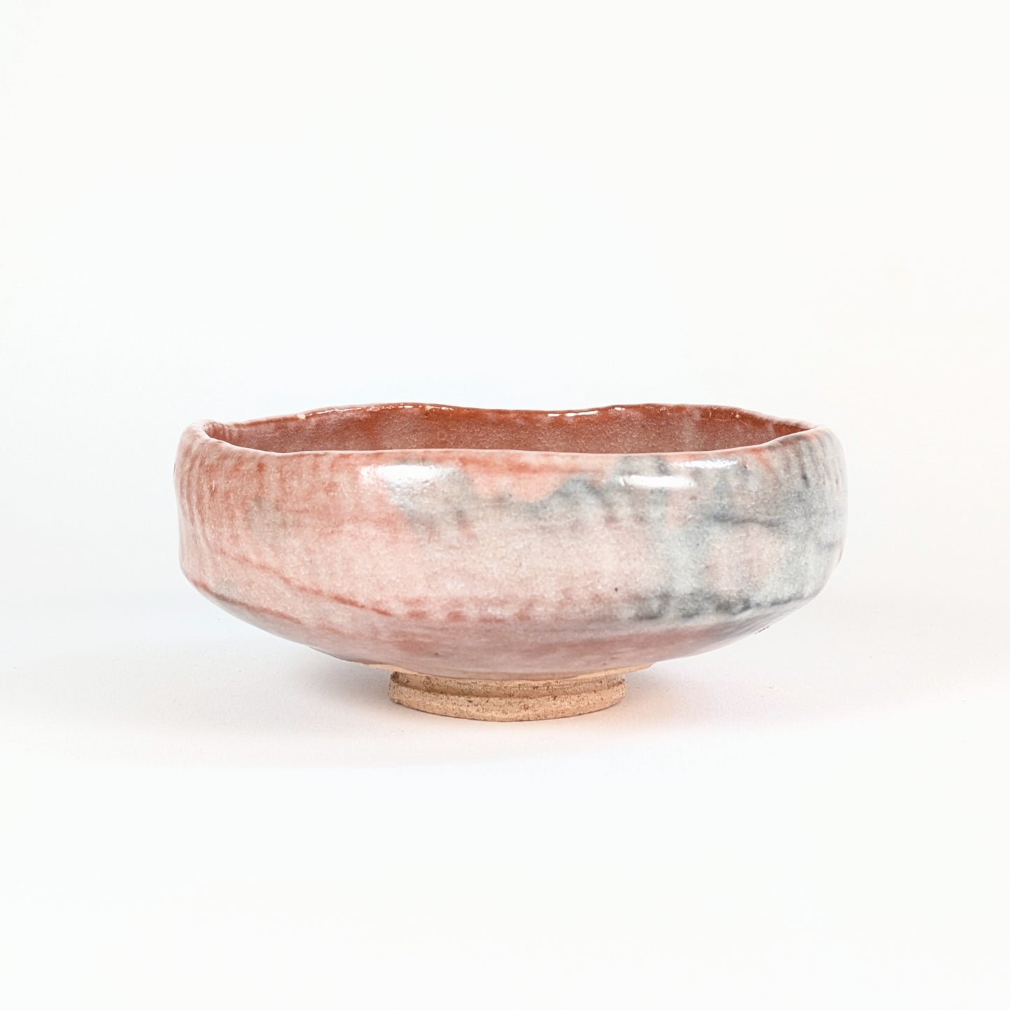 Chawan aka raku à glaçure nuancée rose et gris dans une esthétique wabi-sabi japonaise