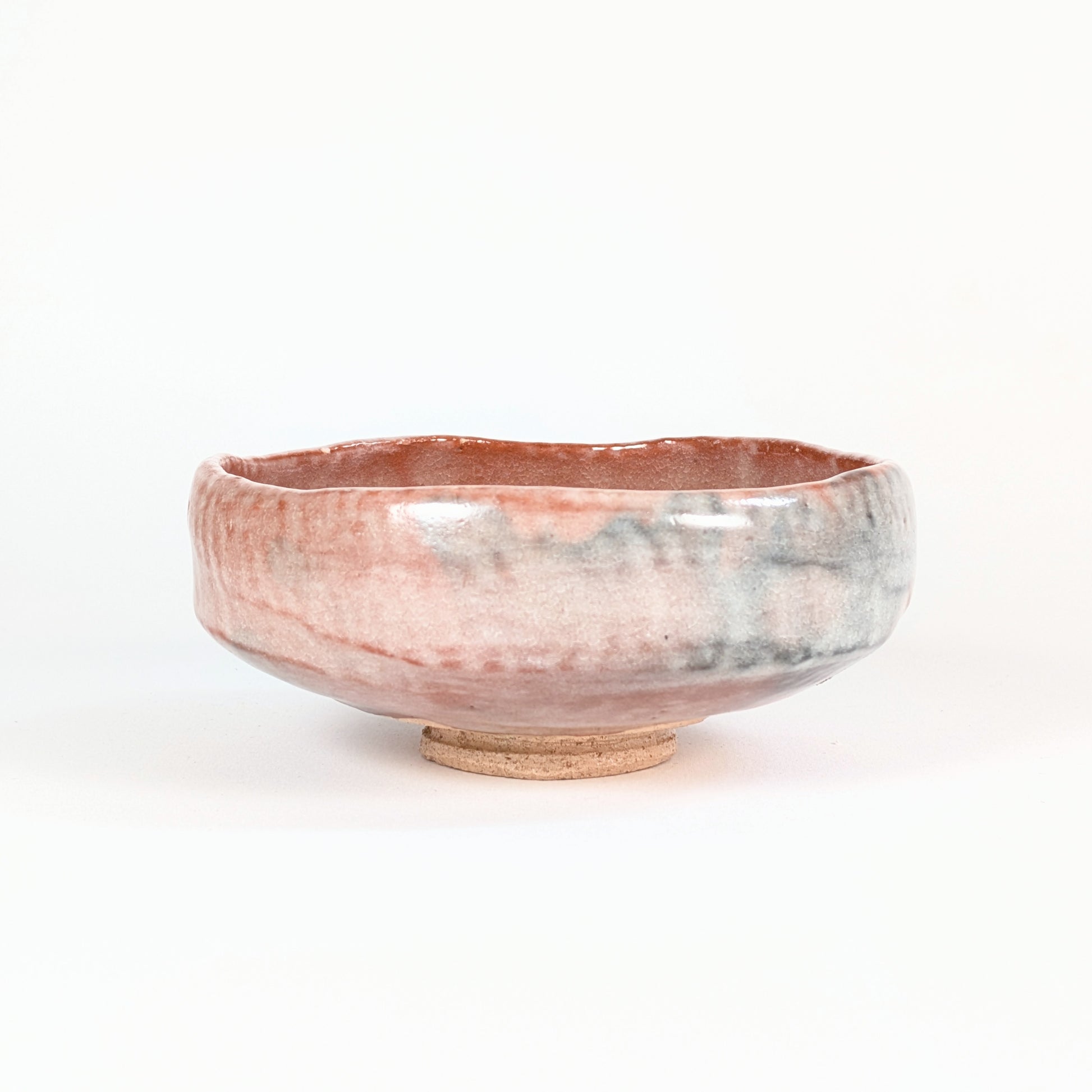 Chawan aka raku à glaçure nuancée rose et gris dans une esthétique wabi-sabi japonaise