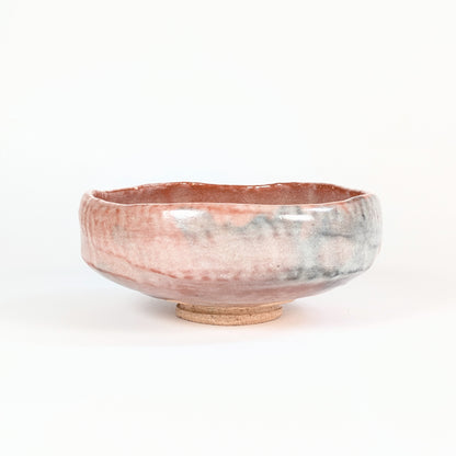 Chawan aka raku à glaçure nuancée rose et gris dans une esthétique wabi-sabi japonaise