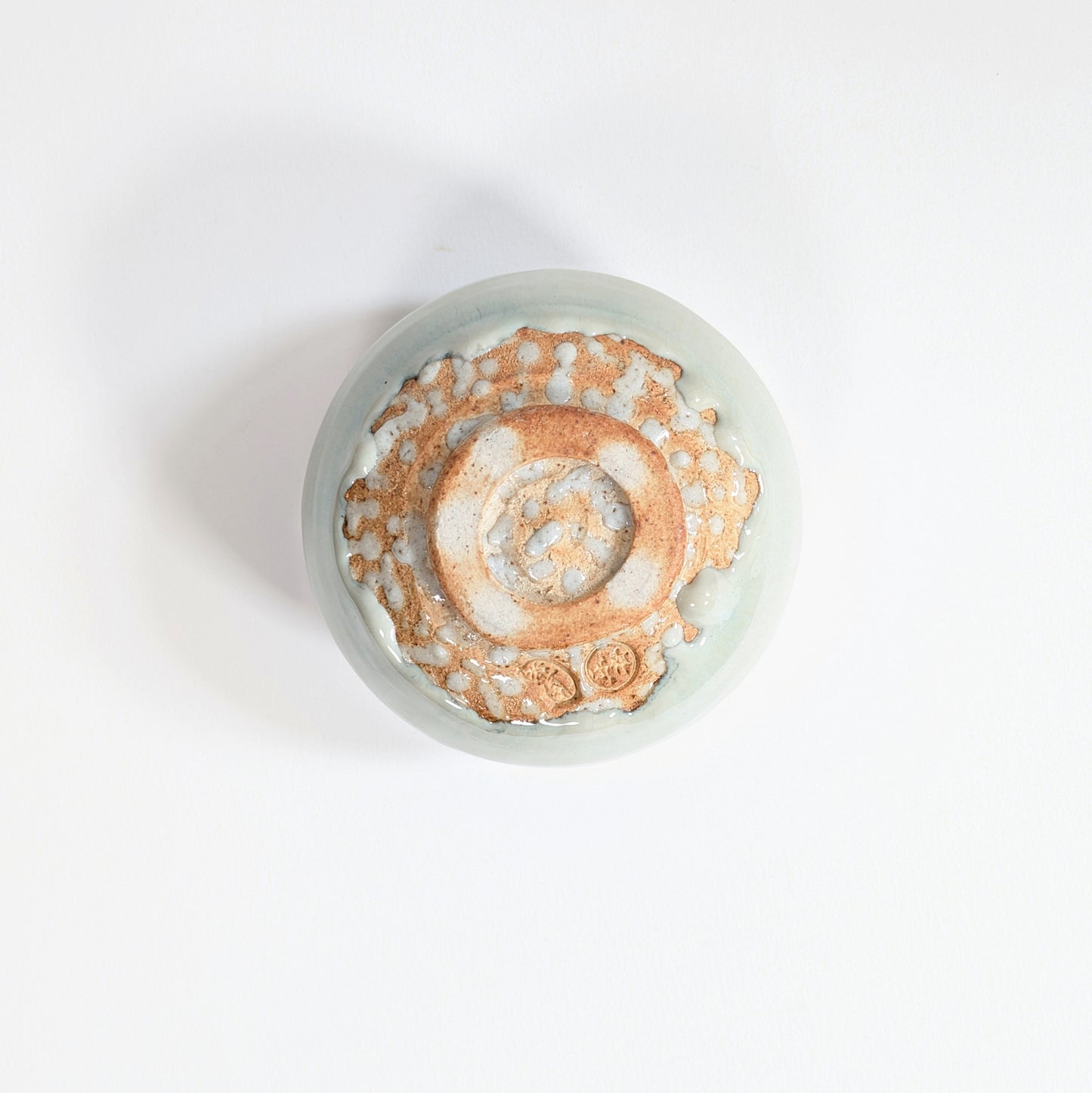 Chawan Akahada-yaki par Onishi Rakusai, vue du kodai avec cachets sous le pied du bol à matcha japonais
