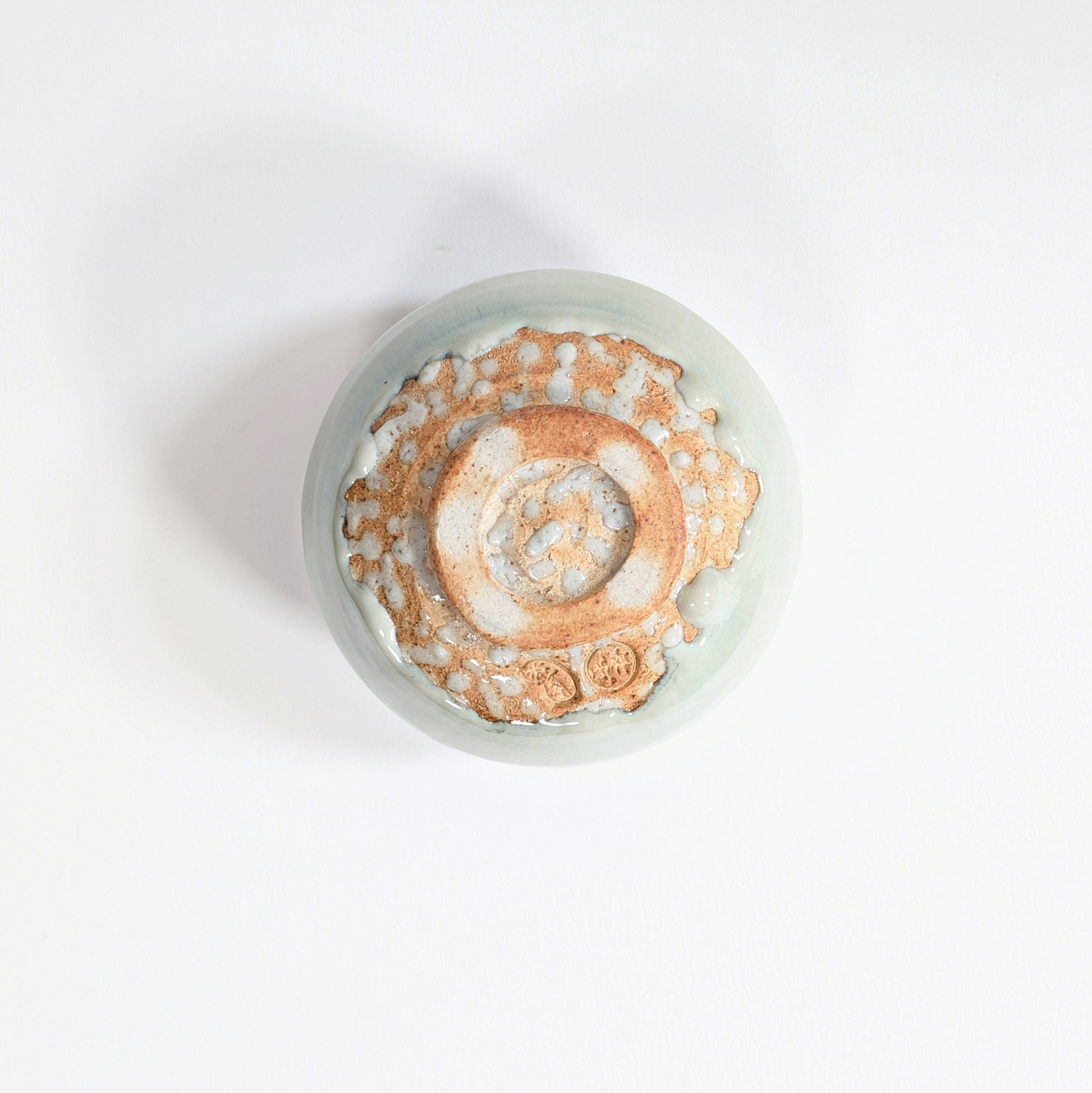 Chawan Akahada-yaki par Onishi Rakusai, vue du kodai avec cachets sous le pied du bol à matcha japonais