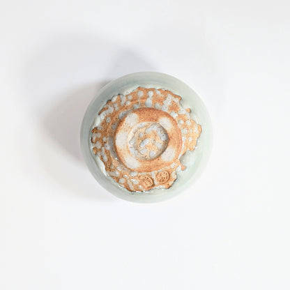 Chawan Akahada-yaki par Onishi Rakusai, vue du kodai avec cachets sous le pied du bol à matcha japonais