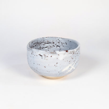 Chawan artisanal japonais de Tajimi en vue oblique, céramique Shino de Mino à glaçure gris bleu mouchetée.