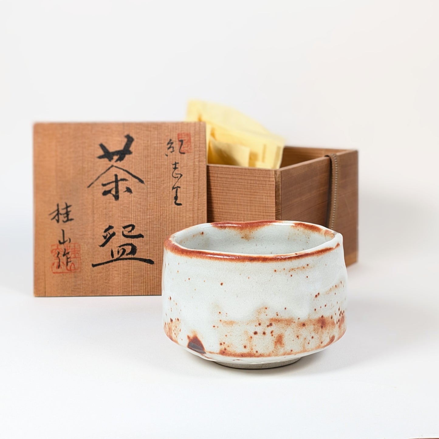 Chawan Beni Shino avec boîte en bois tomobako, par le four Keizan, shiori, et glaçure blanche tachetée brun rouille, bol à thé japonais authentique.