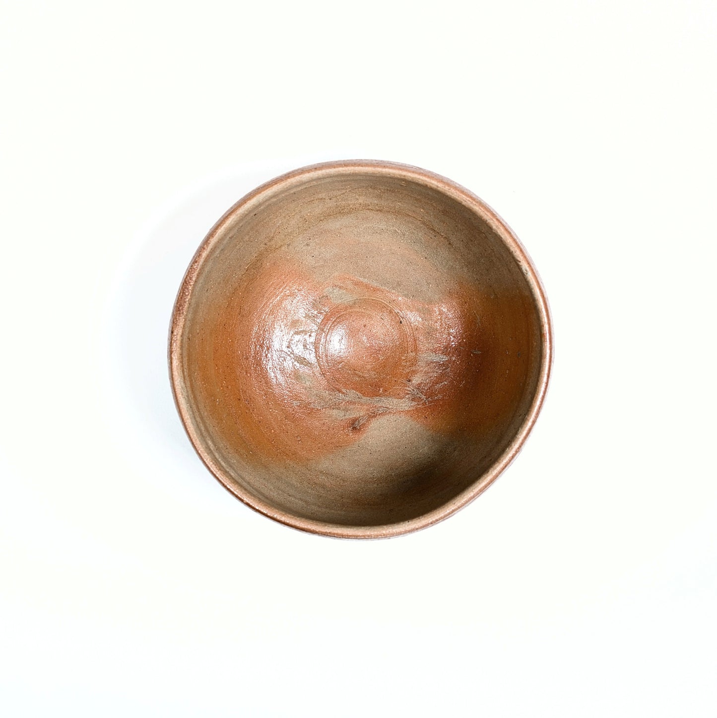 Intérieur d’un chawan Bizen wabi sabi pour cérémonie du thé matcha, texture naturelle