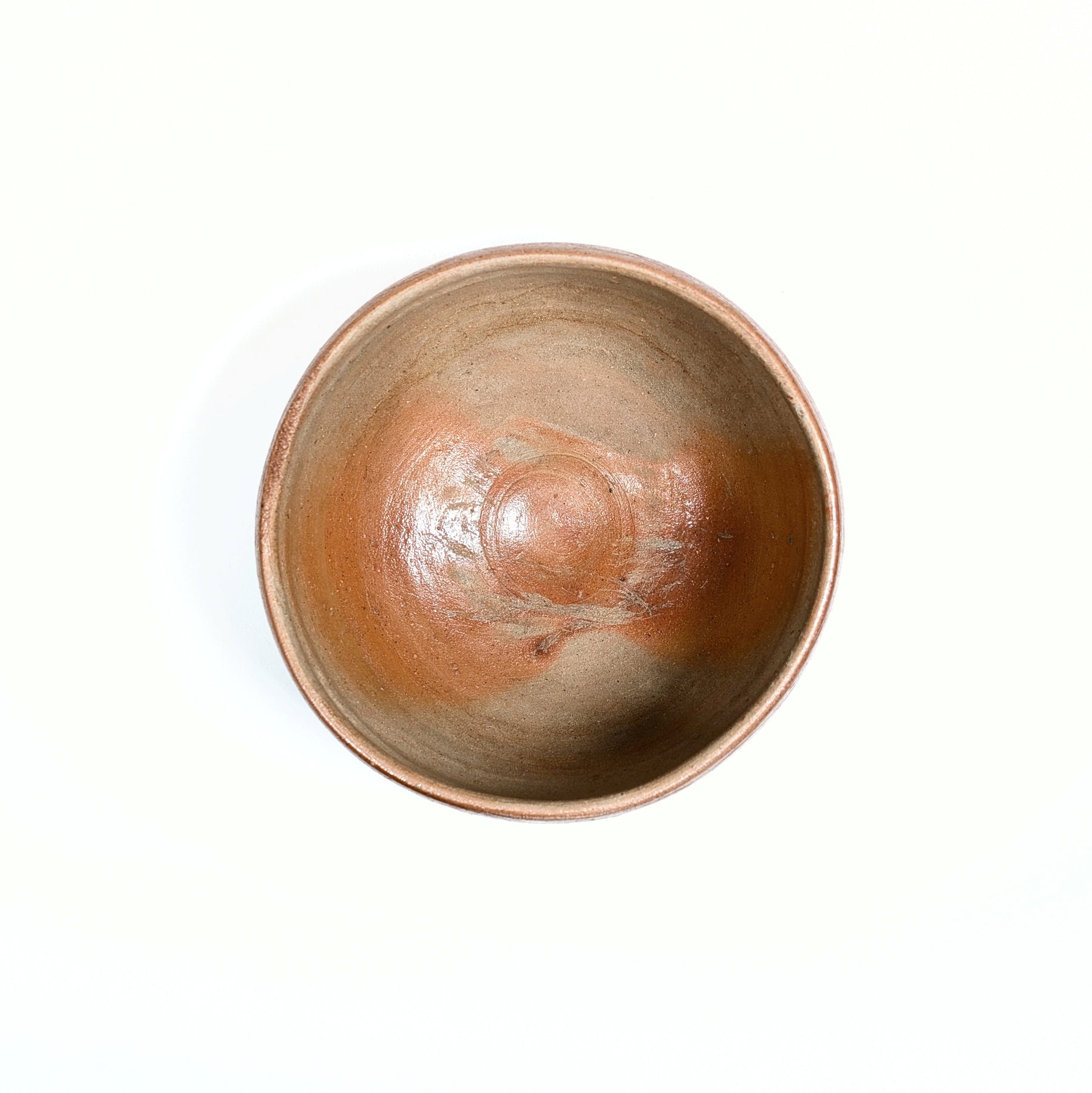 Intérieur d’un chawan Bizen wabi sabi pour cérémonie du thé matcha, texture naturelle