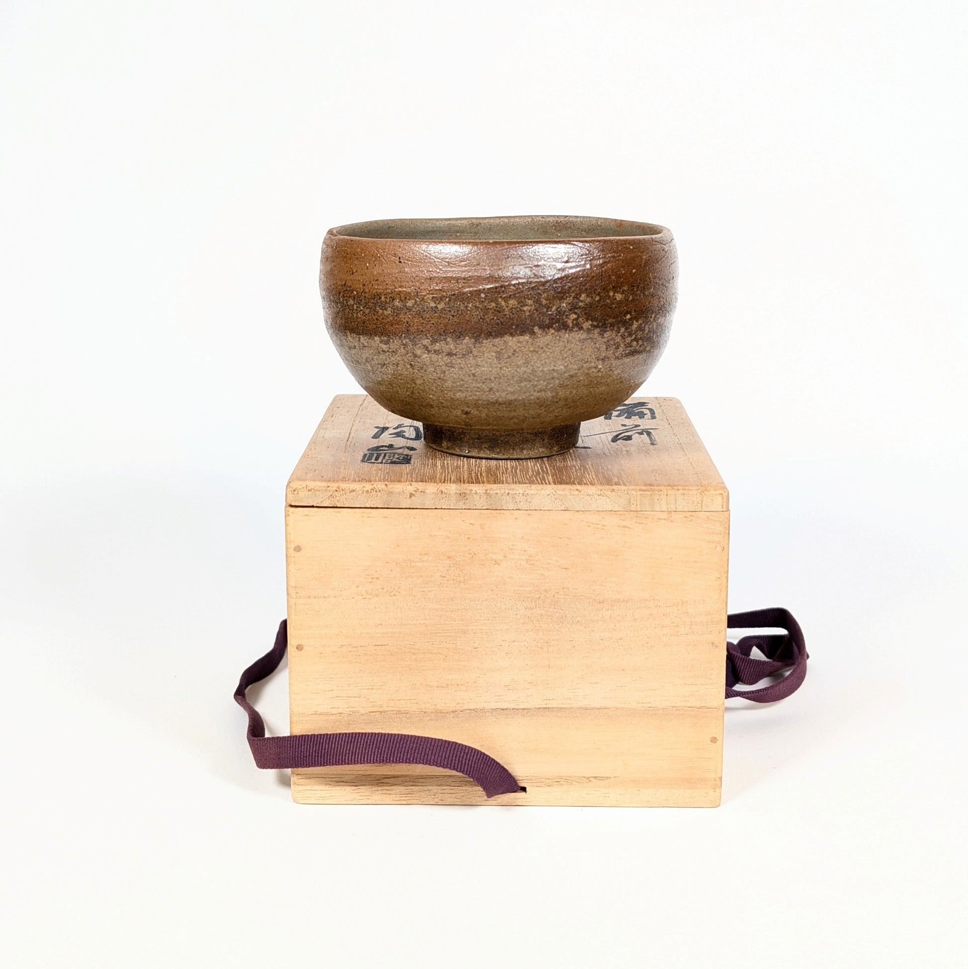 Chawan Bizen avec pied kodai posé sur tomobako, bol matcha artisanal japonais