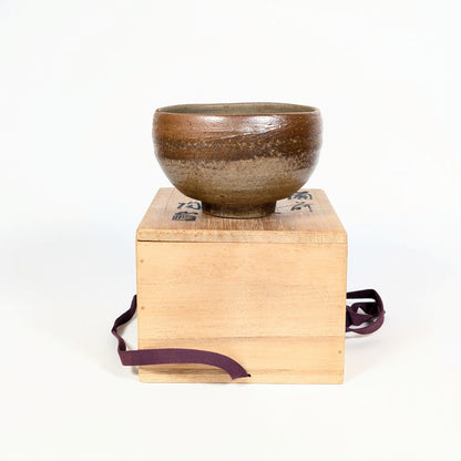 Chawan Bizen avec pied kodai posé sur tomobako, bol matcha artisanal japonais