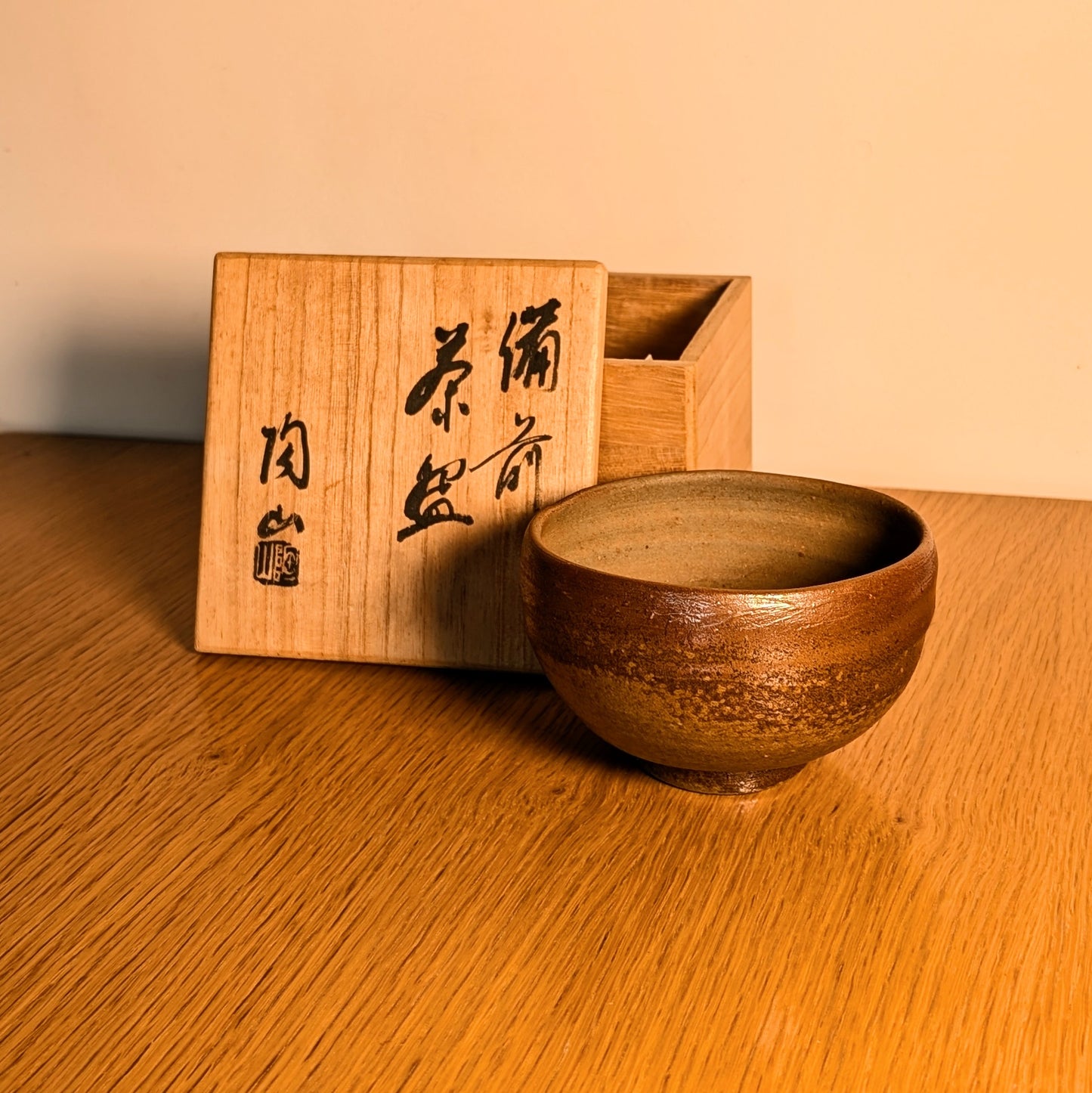 Chawan Bizen pour cérémonie du thé matcha avec tomobako, artisanat japonais traditionnel