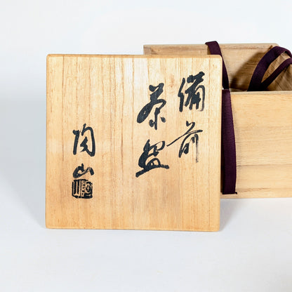 Boîte tomobako d’un chawan Bizen yaki signé Mori Tōzan, céramique japonaise époque Showa