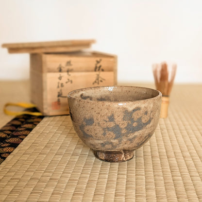 Chawan Hagi-yaki de Kaneko Shōen, futur Kaneko Sōfū, présenté dans un univers de cérémonie du thé japonaise avec tomobako et chasen.