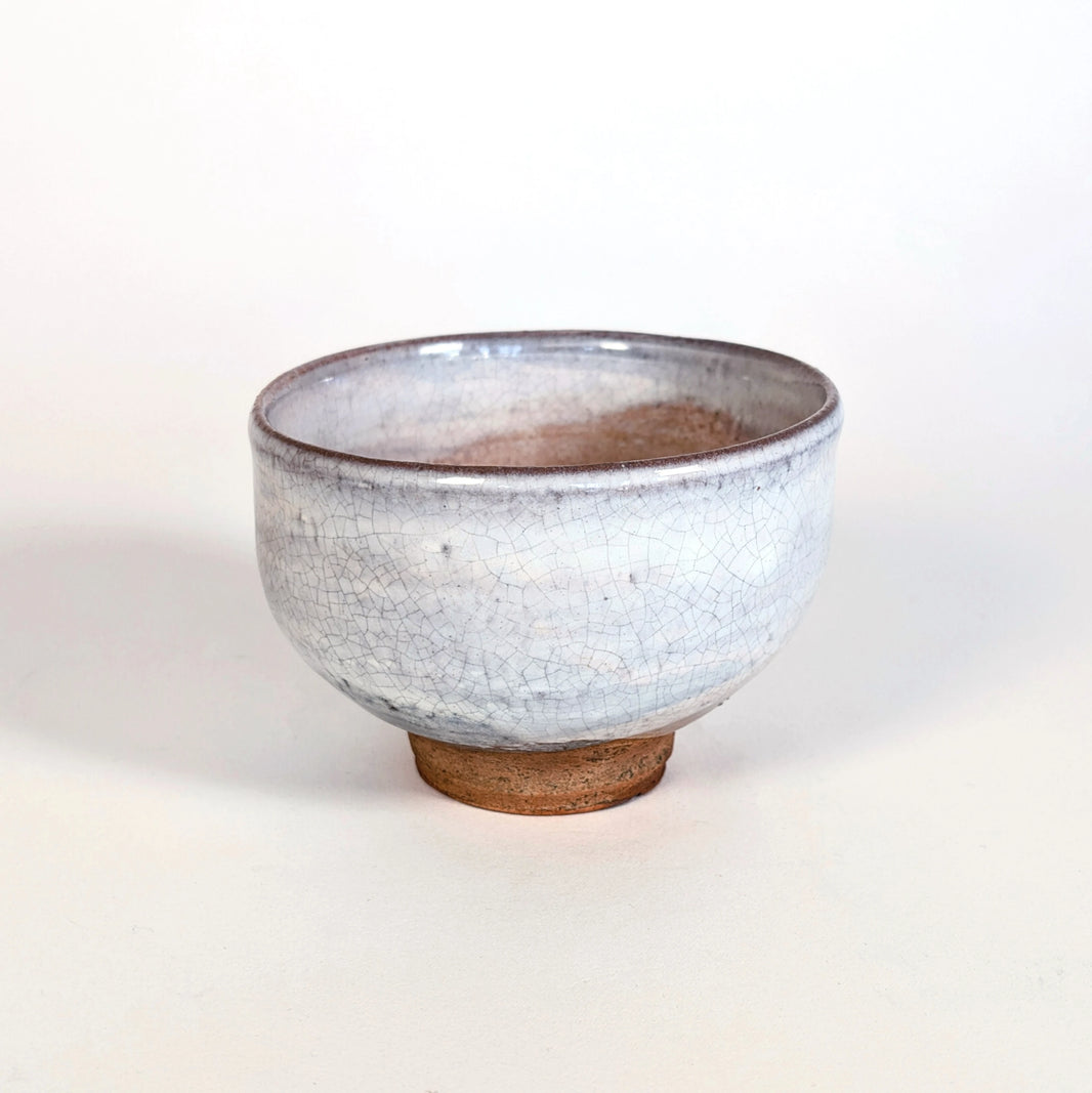 Chawan japonais, bol à thé pour le matcha en céramique artisanale, glaçure claire craquelée kan-nyū et pied en terre naturelle.