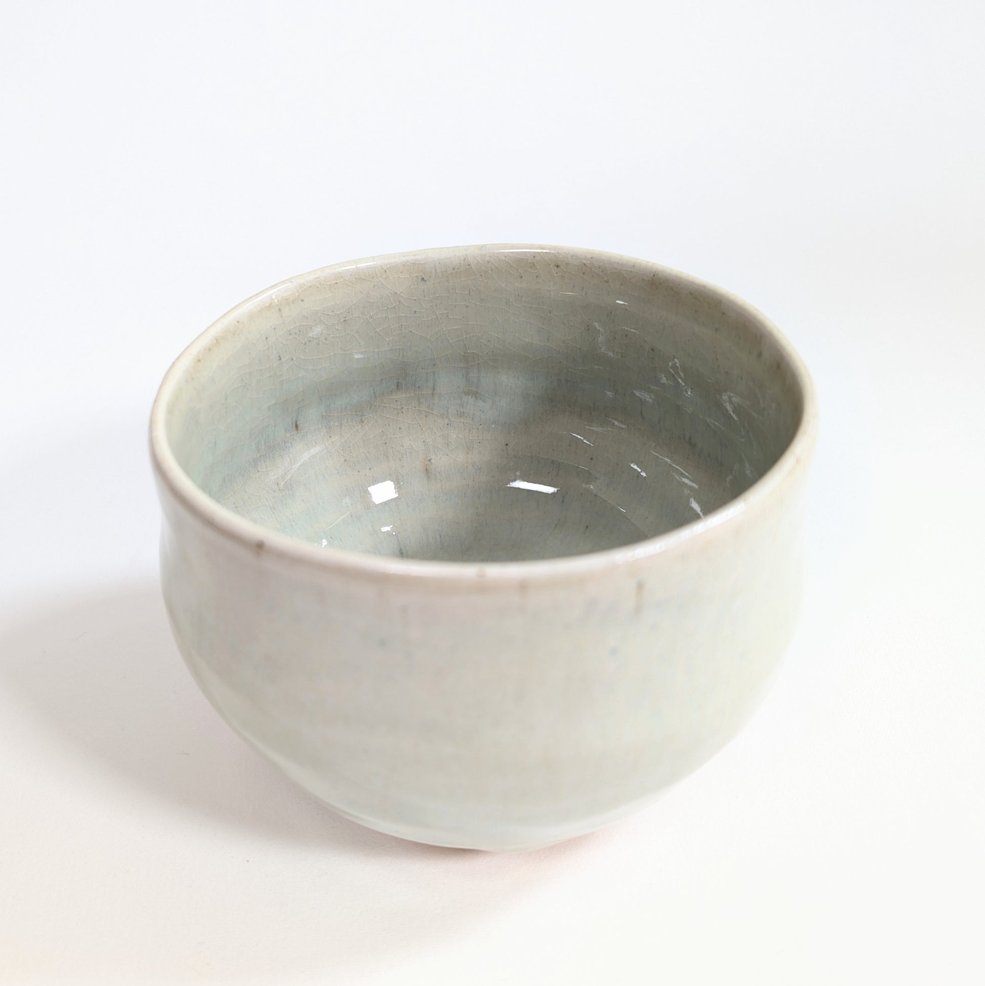 Chawan japonais pour cérémonie du thé en céramique Akahada-yaki avec glaçure claire vert céladon pâle