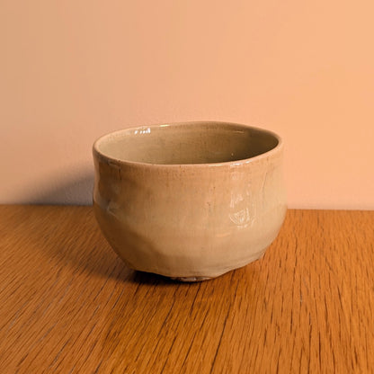 Chawan japonais vintage Akahada-yaki avec glaçure claire craquelée, présenté dans une ambiance sobre wabi-sabi
